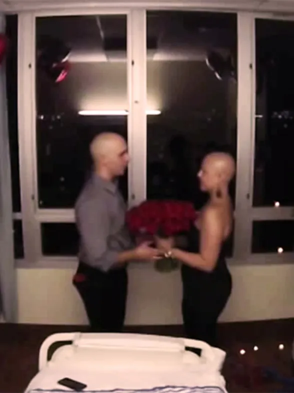 Propone matrimonio a su novia justo después de su última sesión de quimioterapia