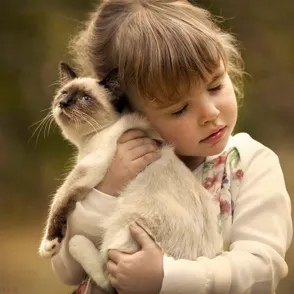 ¡Adorables! Muérete de amor con las mejores imágenes de niños y gatitos jugando