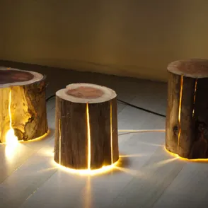 Un artista ciego crea lámparas de decoración a partir de troncos de árboles