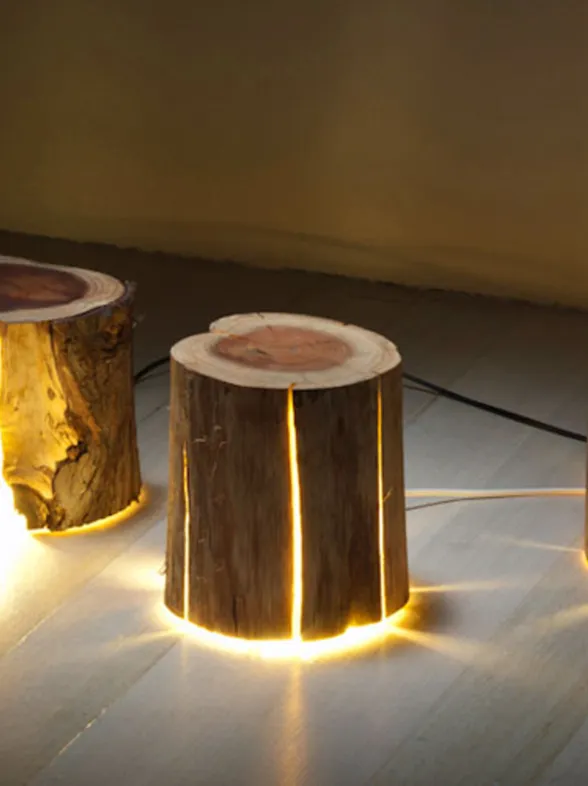 Un artista ciego crea lámparas de decoración a partir de troncos de árboles