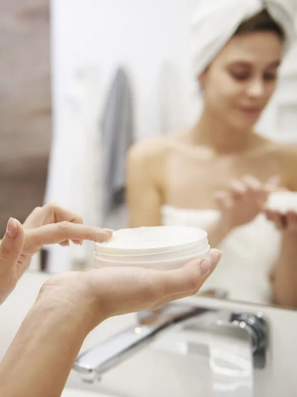Cremas de noche: cómo cuidar la piel mientras duermes