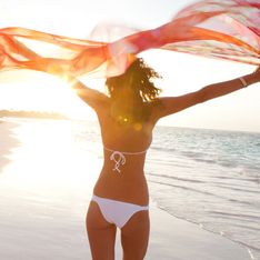 Strandtuch binden: 5 Möglichkeiten für ein stylisches Outfit