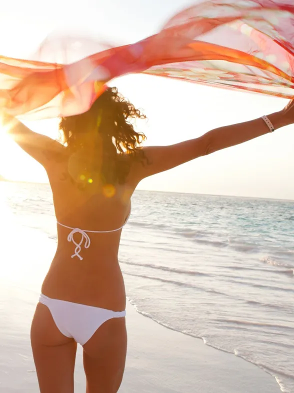 Strandtuch binden: 5 Möglichkeiten für ein stylisches Outfit