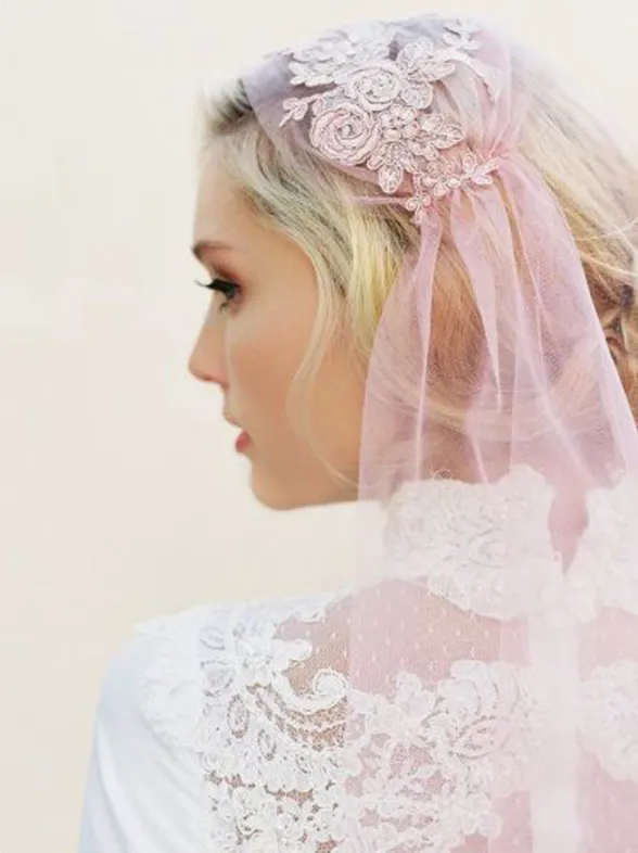 Novias con velo rosa
