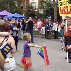 A 7 ans seulement, elle tient tête à un manifestant anti-mariage gay (Vidéo)