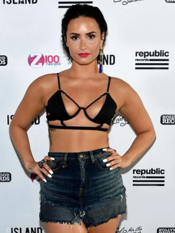 Demi Lovato y su bikini sadomaso, peor look de la semana