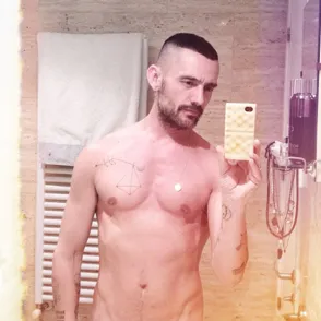 David Delfín y su gusto por el nudismo en el ascensor