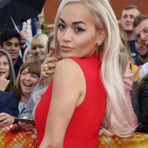 Rita Ora a lo Caperucita, el peor look de la semana