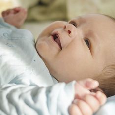 ​[Vídeo] El emocionante momento en que un bebé ve a sus padres con nitidez por primera vez en su vida