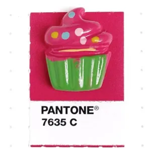 Tono sobre tono: muestras de Pantone iguales a pequeños objetos cotidianos