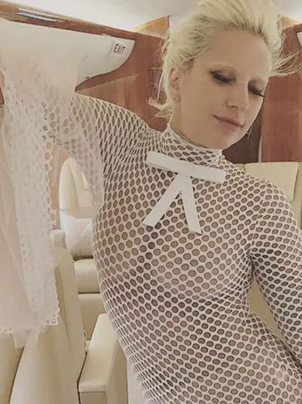 Lady Gaga y su mono de rejilla, el peor look de la semana