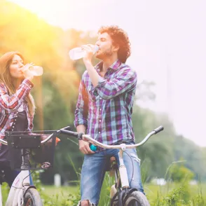 Hoeveel water moet ik dagelijks drinken?