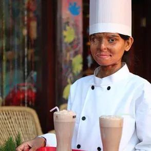 'Sheroes Hangout', la cafetería que ayuda a mujeres indias que han sufrido ataques con ácido