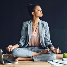 Ooom im Büro! Mit diesen Yoga-Übungen vertreibst du Stress & Verspannungen