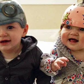 Una artista pinta cascos originales para bebés con síndrome de cabeza plana