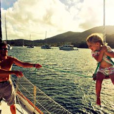 Un couple parcourt le monde en voilier avec ses trois jeunes enfants (Photos)