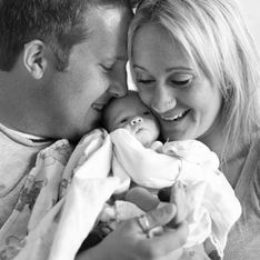 El emocionante momento en que unos padres conocen por primera vez a su bebé adoptado