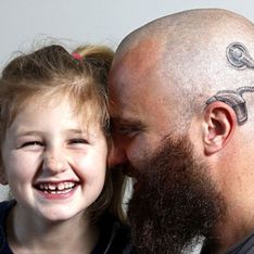 Un padre se hace un tatuaje para que su hija no se sienta diferente