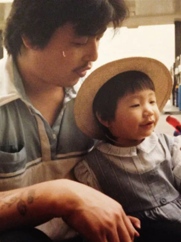Una fotógrafa descubre a su padre entre un grupo de indigentes de uno de sus reportajes
