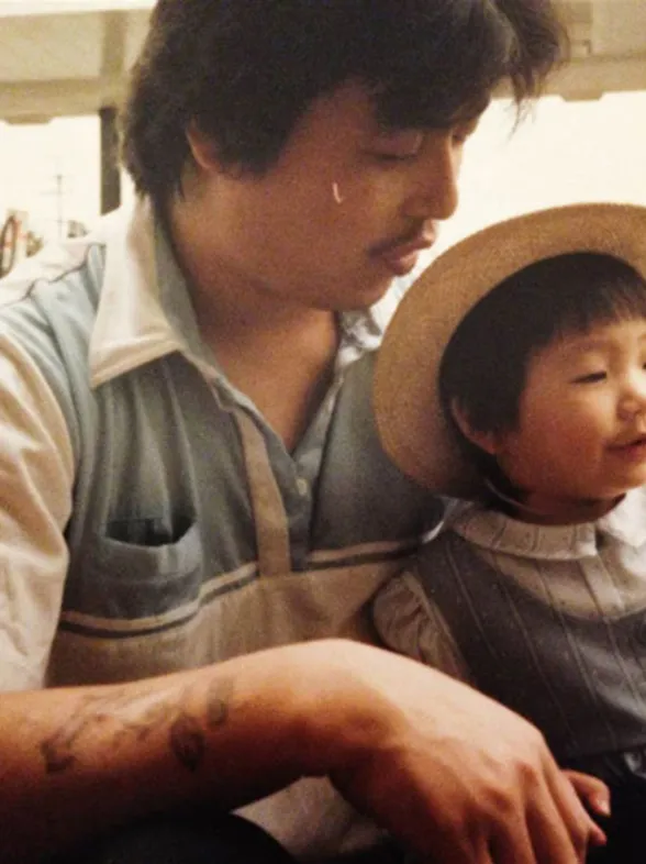 Una fotógrafa descubre a su padre entre un grupo de indigentes de uno de sus reportajes