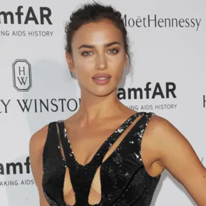 ¡Les hemos pillado! Irina Shayk y Bradley Cooper dan rienda suelta a su pasión en la playa