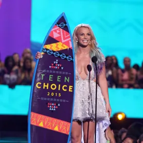 El escote de Britney Spears y el homenaje a Paul Walker, en los Teen Choice Awards
