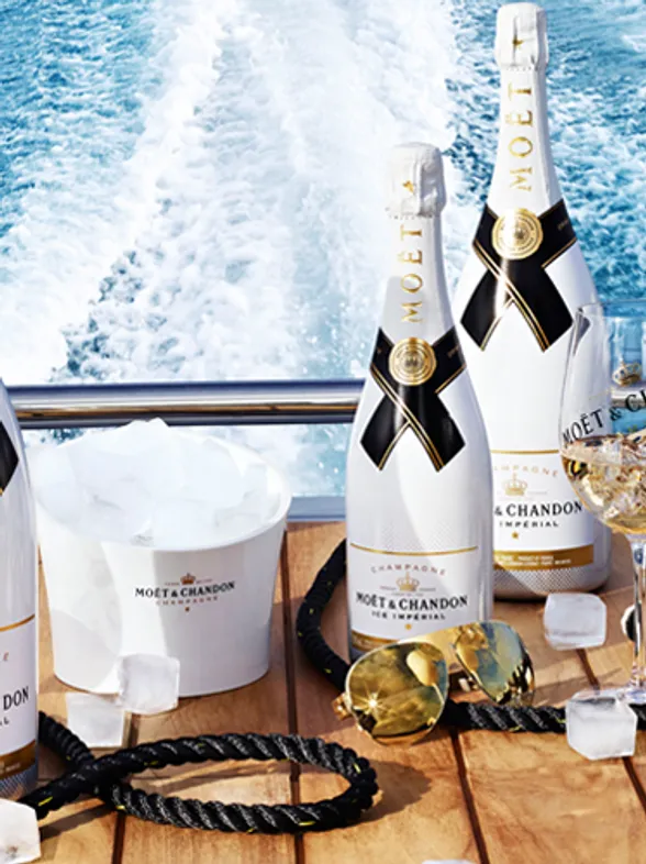 Una copa de champagne con hielo por favor