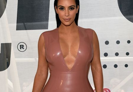 Kim Kardashian dévoile son décolleté en bikini (Photos)