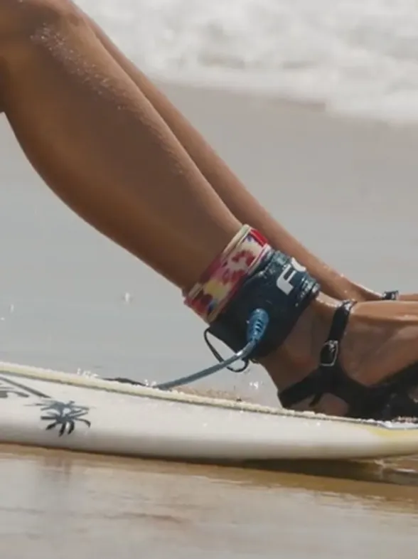 Surf en tacones y vestido, ¡locuras de moda!