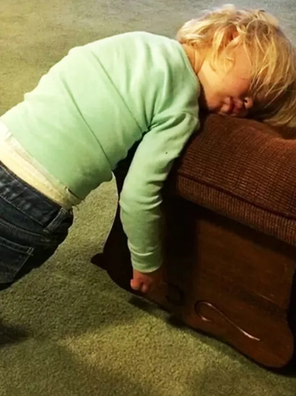 40 niños capaces de dormir, literalmente, en cualquier parte