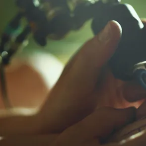 Una artista cubre con tatuajes las marcas de mujeres que han sufrido violencia de género