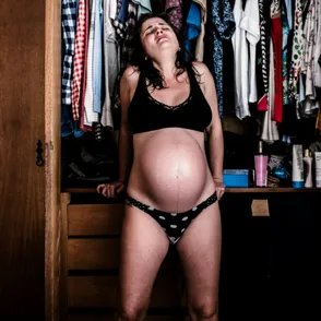 Photographer Captures Powerful Images of His Girlfriend’s Labour