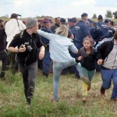Une journaliste hongroise choque la Toile en frappant des réfugiés (Vidéo)