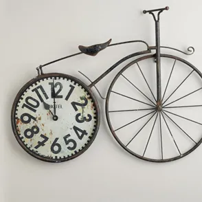 Deco-bike, el arte de reciclar ruedas de bici para decorar la casa