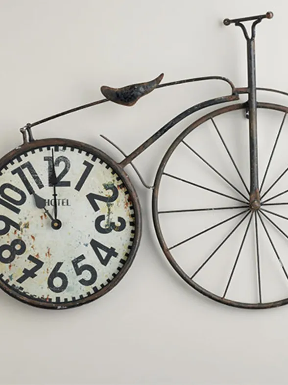 Deco-bike, el arte de reciclar ruedas de bici para decorar la casa