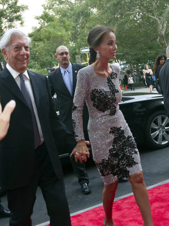 Isabel Preysler presenta a Mario Vargas Llosa en sociedad