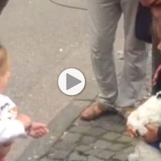 Le geste d'une fillette allemande à une petite réfugiée syrienne (Vidéo)