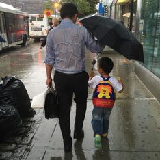 « Le papa au parapluie », la photo qui fait fondre la Toile
