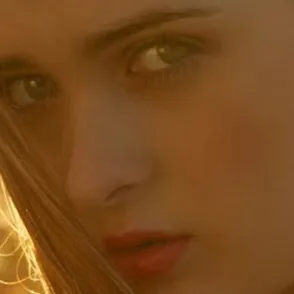 Nela Zisser, la modelo australiana que come 12 dónuts en segundos