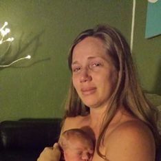 La photo choc d'une maman en plein baby blues bouleverse la Toile