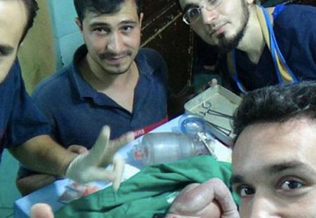 En Syrie, des bénévoles sauvent un bébé blessé dans le ventre de sa mère (Photos)