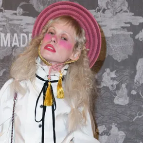 La nueva Lolita del pop internacional se consagra como peor look de la semana