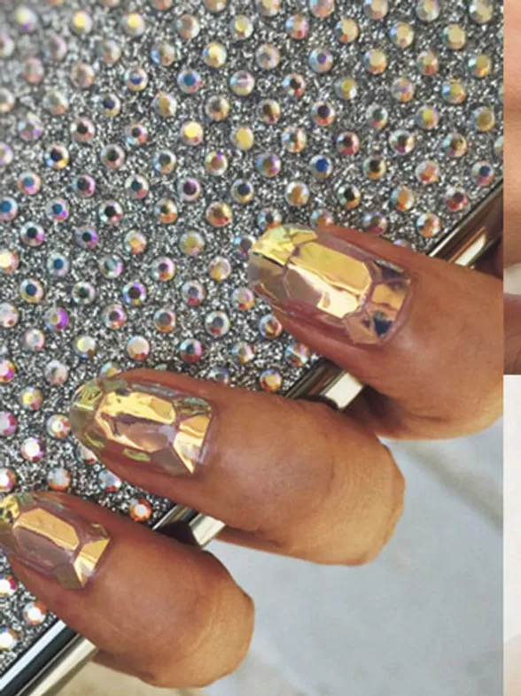 Everyone Is Losing Their Minds Over These Shattered Glass Manicures