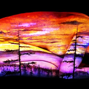 La belleza femenina vista a través del body painting fluorescente