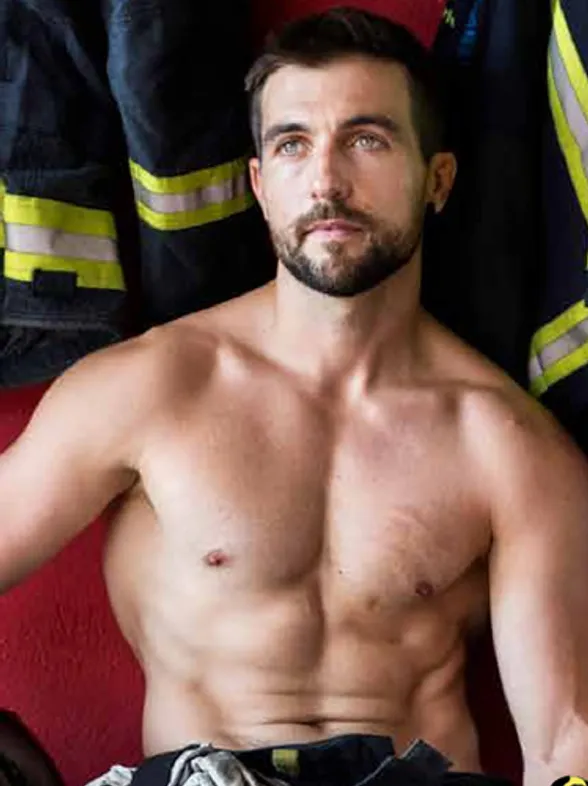 Decora las paredes de tu casa con los bomberos más 'hot'
