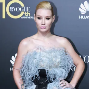Iggy Azalea, la mujer avestruz, peor look de la semana