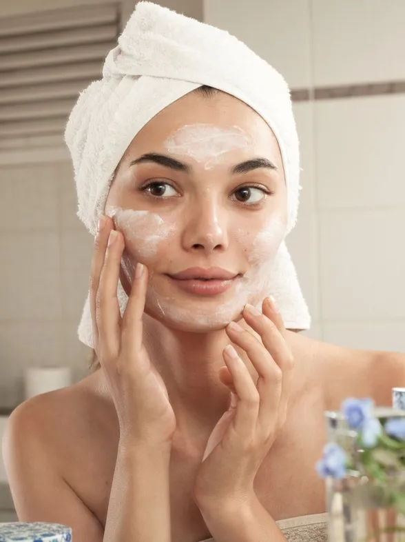 Cómo combatir el acné adulto: consejos para cada zona del rostro