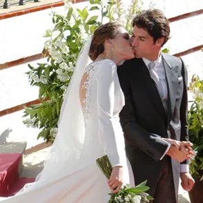Diamantes y 12 botones: todos los detalles de la boda de Eva González y Cayetano Rivera