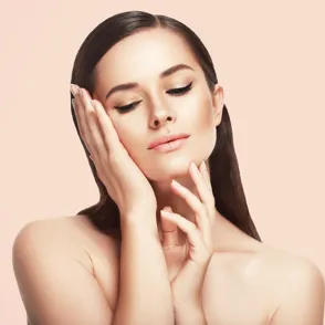 Viste tu piel con maquillaje: ¿por qué es importante utilizar base?