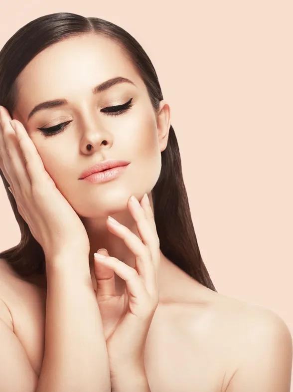 Viste tu piel con maquillaje: ¿por qué es importante utilizar base?